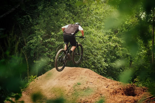 Mountain bike na estrada de terra (exemplo)