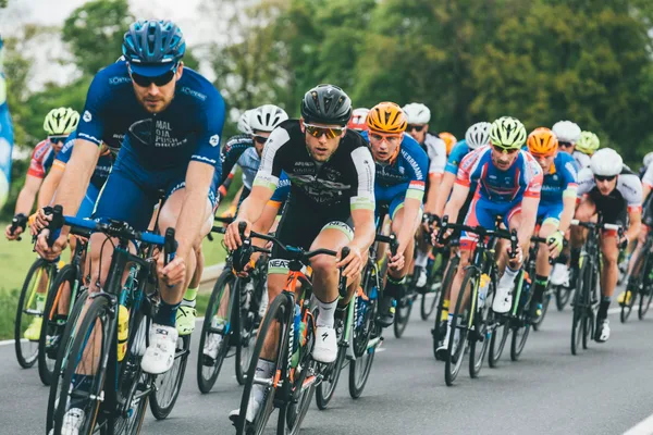 Pedal em grupo no asfalto (exemplo)